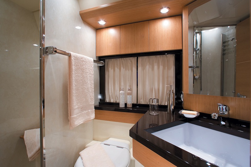 Sarnico 50 Yacht - Restroom