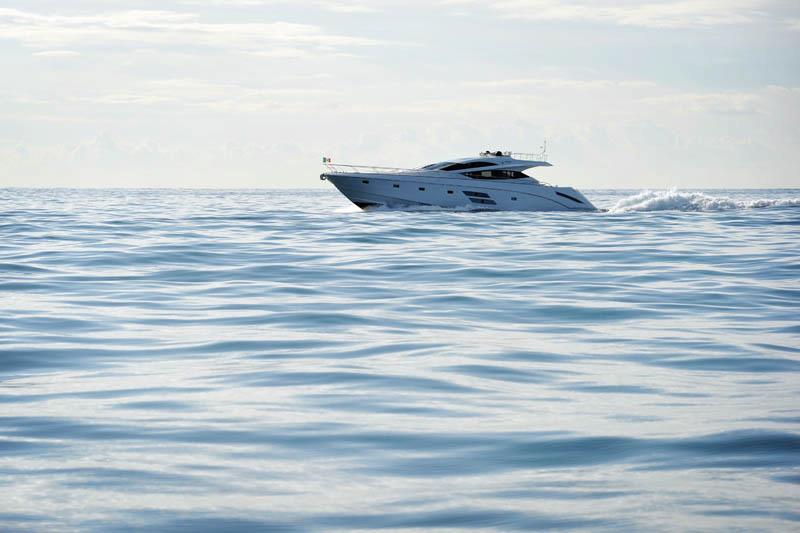 Sarnico Grande yacht in navigazione